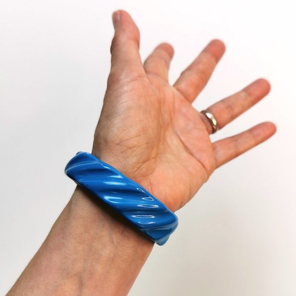 Blue Twist Plastic Vintage Bangle - Picture 11 of 12